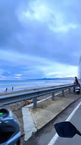 Siapa yang penh brhenti dan jajan di area sini? Bagus bngt tmptnyaa ⛱️🏝️ #pantai #pantaivibes #citepus #citepuspelabuhanratusukabumi #palabuhanratu #palabuhanratusukabumi #angkringan #fyp #fypage 