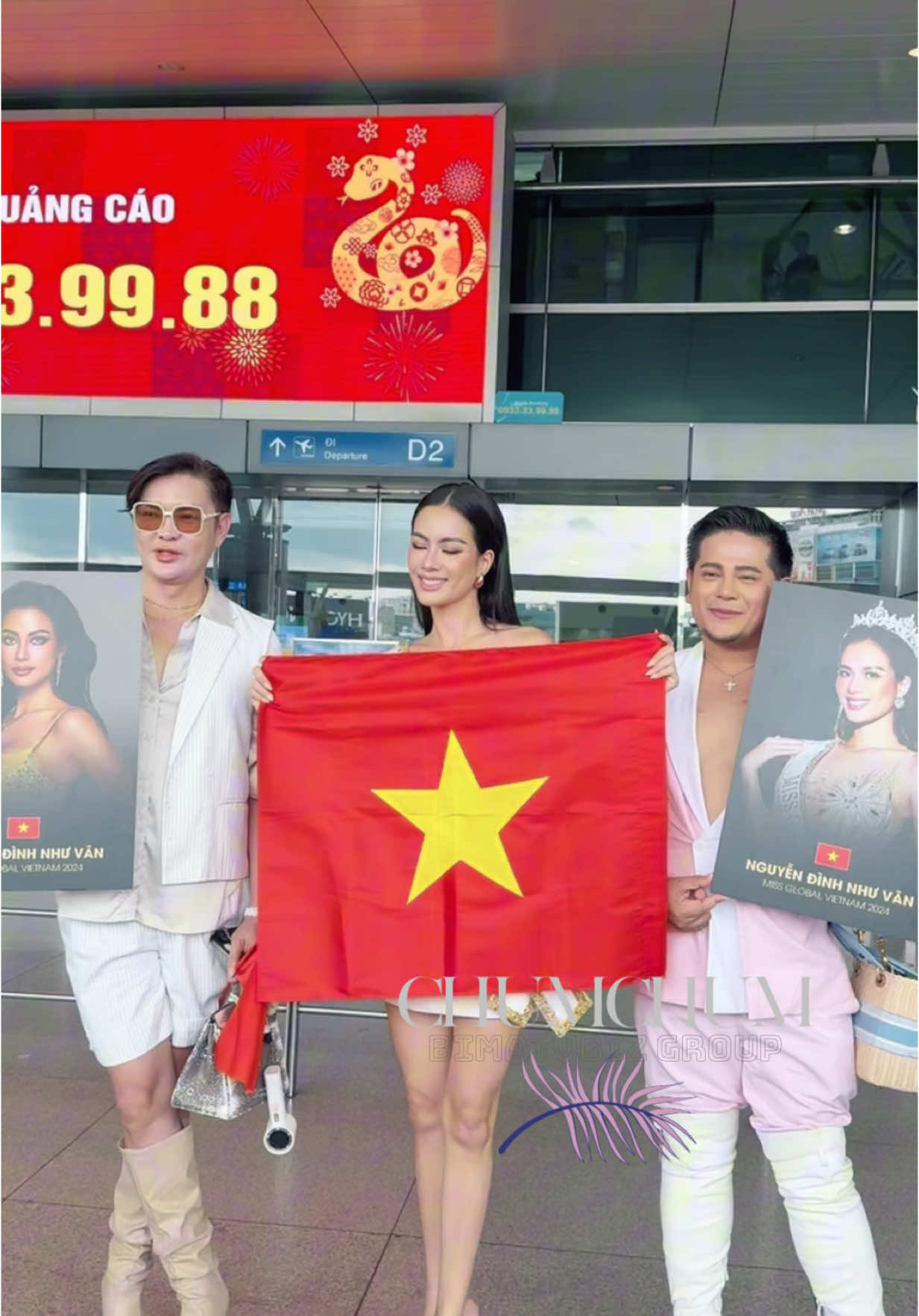 Siêu mẫu Như Vân được “2 thầy catwalk “ ra tận sân bay tiễn lên đường sang Cambodia tham dự Miss Global 2024 #ChumChum #BimatVbiz #Thegioimodels #Lattungvbiz #TiktokGiaiTri #GlobalEM #MissGlobalVietNam #MissGlobalVietNambychumchum #MissGlobalVietNam2024  #nguyendinhnhuvan #nguyendinhnhuvanbychumchum #Sakos #Sakosshop #Sakosvn #Thuonghieumy #validulich #valikeo #valikeovai #valivai#nhuvan 