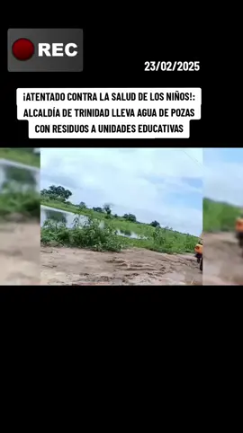 🔴👇💬En un hecho alarmante y cuestionable, la Alcaldía de Trinidad ha sido denunciada por suministrar agua proveniente de pozas cubiertas de basura a unidades educativas de la ciudad, lo que pone en riesgo la salud de los niños. Si bien el agua es destinada para la limpieza, existen menores que la consumen directamente de los grifos, generando una preocupación mayor. El concejal Arnoldo Méndez realizó un seguimiento a los camiones cisterna del municipio y descubrió que estaban bombeando agua desde las pozas de 