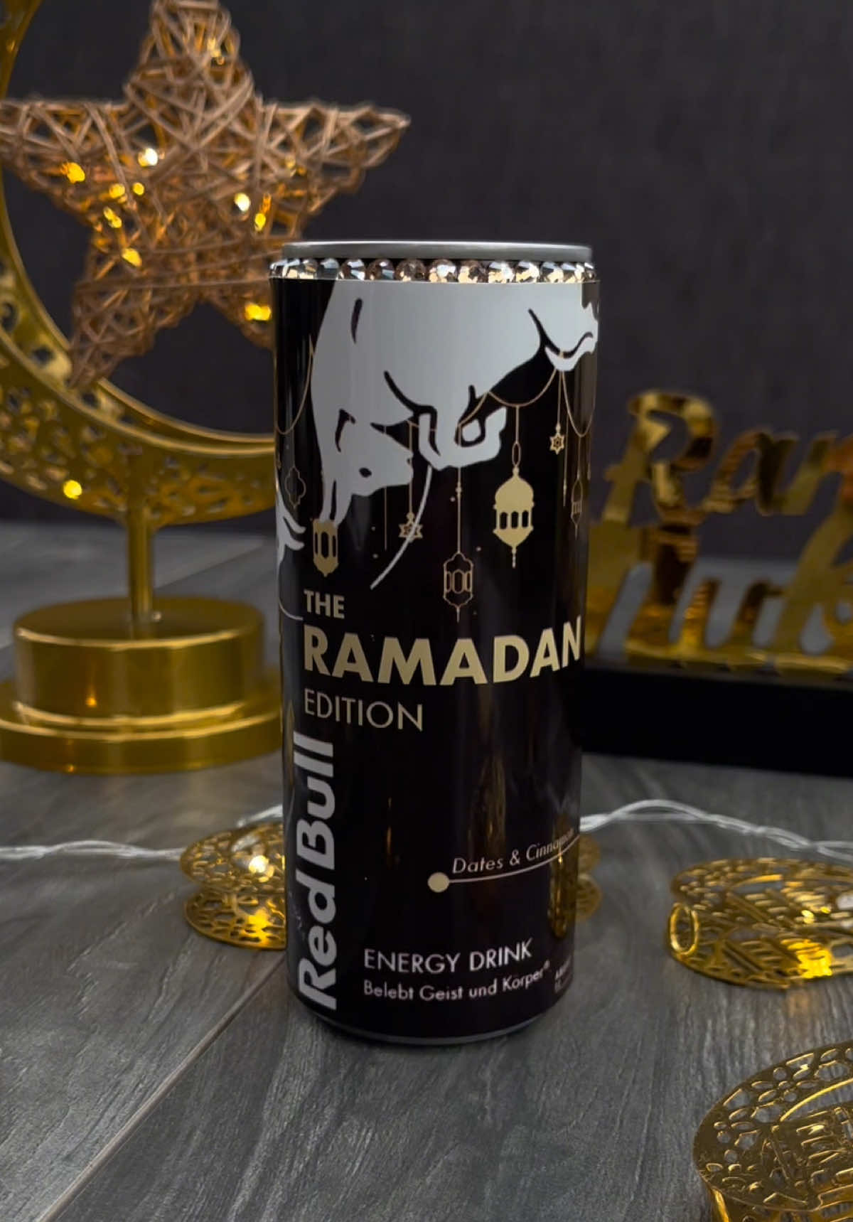 Red Bull Ramadan Edition 🌙✨ #redbull #redbullramadanedition #Ramadan #newredbull #viral_video #fyp #glytter #glytterdrink #powerade #dates #datteln #cinnamon #zimt #fy #foryou #fürdichforyou #fürdich #cocktails #mocktails #starleights #ramazan #iftar #sahur 