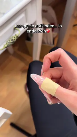 Solo así conseguí calmar mi ansiedad y nervios sin hacerme heridas en las manos❤️‍🩹 Las piedras de los extremos cuentan con un diseño giratorio, ⚙️ lo que permite concentrarse en su movimiento y aliviar la ansiedad, evitando morderse las uñas 💅 favoreciendo la concentración 🧠 #anillosantiestres #anillosrelajantes #joyeria #joyas #joyeriaantiansiedad 