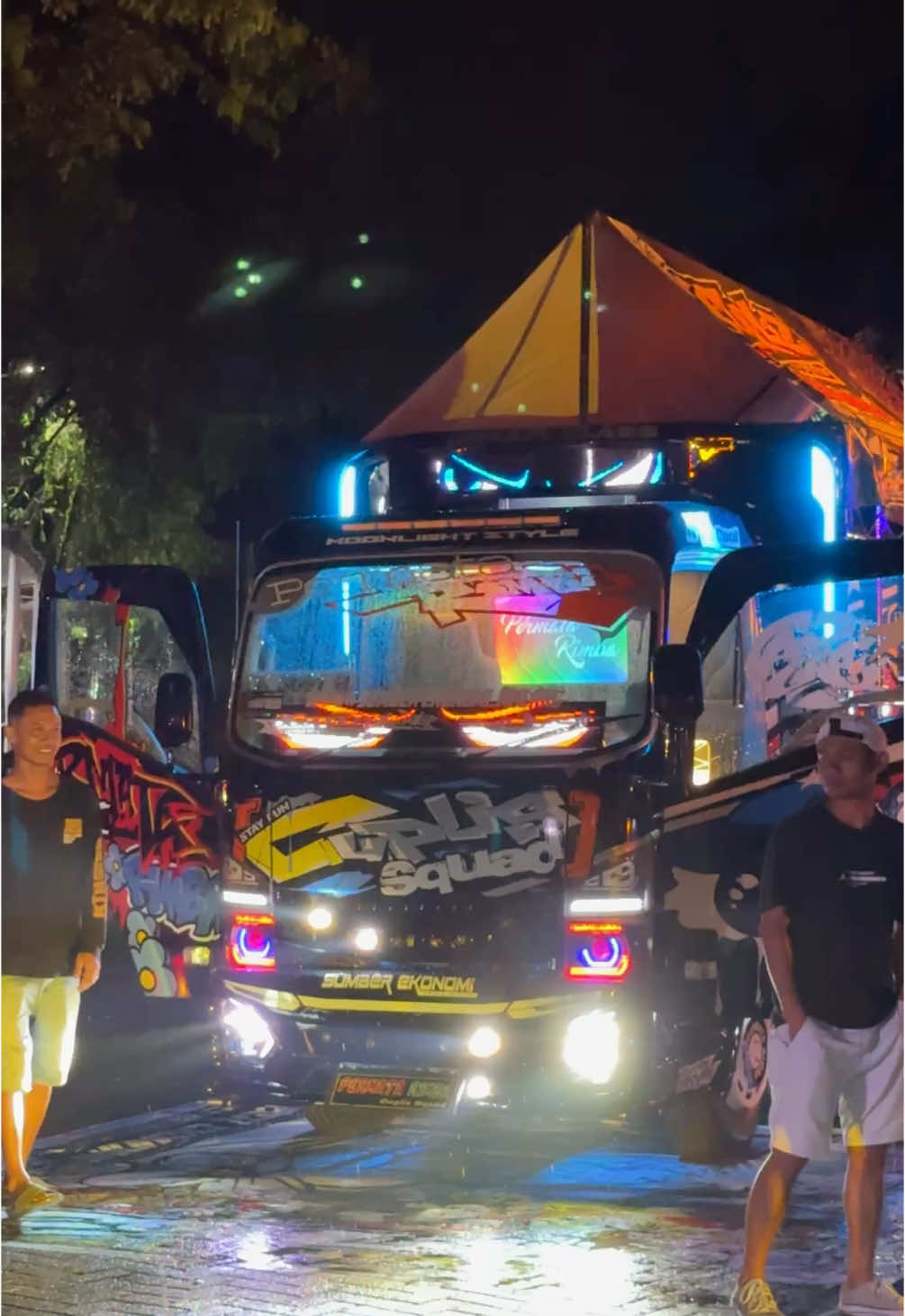 Suasana malam kontes truk Malang