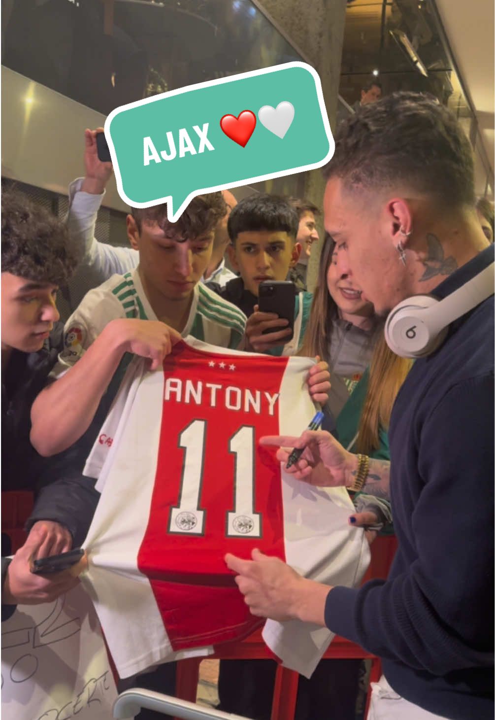 Making fans happy 😊📝 #RealBetis #Antony #Ajax #Fútbol #DeportesEnTikTok #TikTokFootballAcademy 