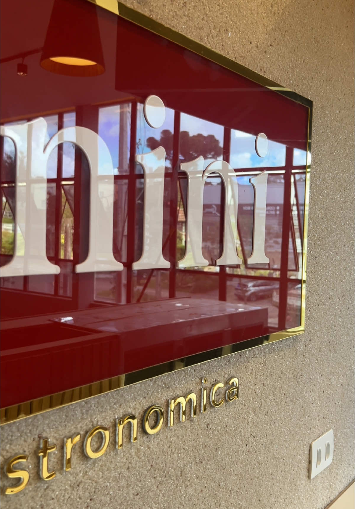 Se liga no brilho dessa logo 🤩 Painel de acrílico 10mm cristal com pintura automotiva e acrílico dourado 🌟 #logodesign #logo #acrilico #comunicacaovisual #bright #wrap #arquiteturadeinteriores #desingdeinteriores 