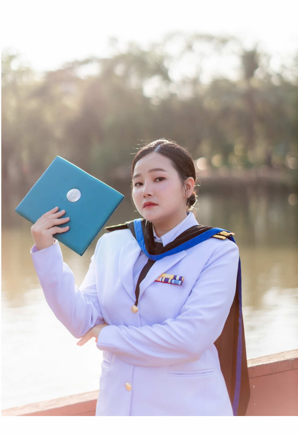 มาถ่ายรูปกันฮะ 🩵📷 นอกรอบ รับปริญญา โปรไฟล์ คิวยังว่างนะ 🥹📸✨ #ศิลปากร #ศิลปากรนครปฐม #ช่างภาพรับปริญญา #รับถ่ายภาพ #นอกรอบรับปริญญา #ถ่ายนอกรอบ #ไอเดียถ่ายรูป #ถ่ายชุดครุย #นอกรอบ #graduation #พิกัดถ่ายรูป #นักศึกษา #บัณฑิตป้ายแดง #CapCut #ถ่ายโปรไฟล์ #ชุดครุย #ราชการ 