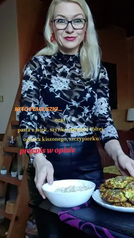 Składniki na keto placuszki 3 jajka 250g twarogu tłustego  2 czubate łyżki śmietany 18% 2 czubate łyżki siemienia mielonego  2 czubate łyżki siemienia nie mielonego  3 czubate łyżki słonecznika  2 czubate łyżki mąki kokosowej  1 płaska łyżeczka soli  1/2 łyżeczki oregano  1/2 łyżeczki bazylii  1/2 łyżeczki kurkumy  1 płaska łyżeczka bezglutenowego proszku do pieczenia  Przygotowanie  Mokre składniki z twarogiem połączyć za pomocą widelca, dodać pozostałe suche składniki i wszystko dokładnie wymieszać. Odczekać 5 min aż mąka kokosowa spowoduje, że masa odpowiednio zgęstnieje. Na blachę wyłożona papierem do pieczenia  Kłaść zwilżoną łyżką masę formując z niej placuszki. Wierzch każdego placuszka posypać słonecznikiem, docisnąć delikatnie zwilżoną łyżeczką i piec w nagrzanym piekarniku do 180°C z termoobiegiem przez około 20-25 min po prostu do ładnego zrumienienia. Składniki na pastę  3 jajka ugotowane na twardo ( pokroić w kostkę) 1/2 małej papryki żółtej lub czerwonej ( pokroić w kostkę) 4 plasterki szynki ( pokroić w kostkę) 1 średni ogórek kiszony ( pokroić w kostkę) Pół pęczka szczypiorku 1 czubata łyżka serka jogurtowego 1 czubata łyżka śmietany 18% lub jogurtu greckiego  1 czubata łyżeczka musztardy dijon Sól, pieprz do smaku... Jeżeli ktoś jest wegetarianinem proszę pominąć szynkę 🙂 Wszystko razem dokładnie wymieszać i gotowe Smacznego 🧡 #ketoplacuszki #ketopieczywo #ketopasta #pastajajeczna #ketoinspiration #blondynkawkuchni #kulinarneinspiracje #kulinarnewariacje #polskawoman #beautifulwoman #photomodel #olsztyn #jemketo