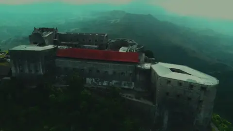 Haïti, terre de culture, d’histoire et de passion. 🇭🇹✨ De la majestueuse Citadelle Laferrière aux rythmes envoûtants de la danse folklorique, en passant par l’adrénaline des courses de moto et l’émotion du football, chaque image raconte une histoire. 🎶🏰🏍️⚽ Un voyage à travers l’âme haïtienne, entre traditions, modernité et fierté nationale. 🔥✊🏾 Haiti #fiertéhaïtienne #culturehaïtienne #histoire #vibration 