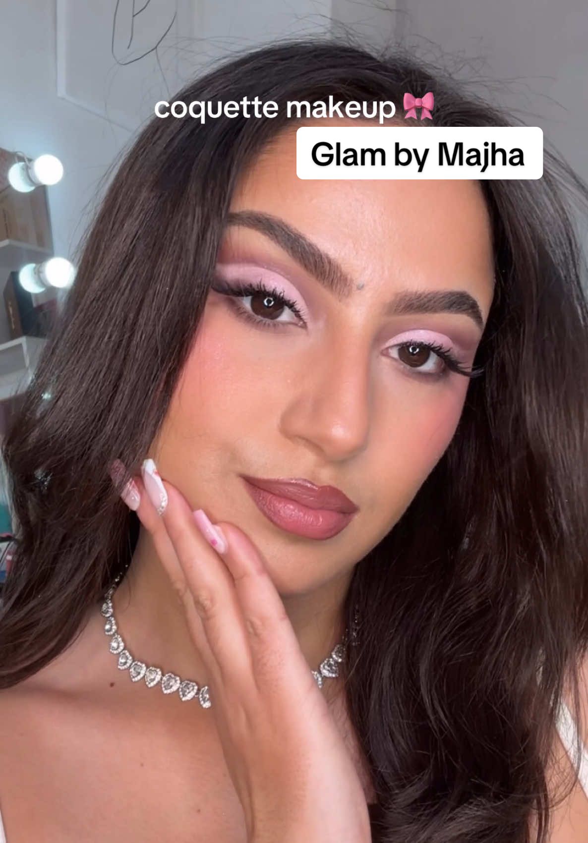 Je tente le coquette makeup de @Glam By Majha !! 😍🎀 Vous en pensez quoi ?  produits utilisés:  @Yepoda make my day cream  @Drunk Elephant D-Bronzi @BenefitFrance precisely my brow pencil  @NYX COSMETICS FRANCE The Brow Glue + suède lip pencil teinte cold brew  @Huda Beauty icy nude palette + poudre cherry blossom + faux filler gloss teinte sugar baby  @Fenty Beauty highlighter killawatt teinte wattabrat  @Maybelline New York France mascara total temptation + anticernes rose 05 @tarte cosmetics fond de teint maracuja juicy glow + blush amazonian clay  @L’Oréal Paris infaillible setting spray  Ongles press ons by @morgane_esay_nails 🌸