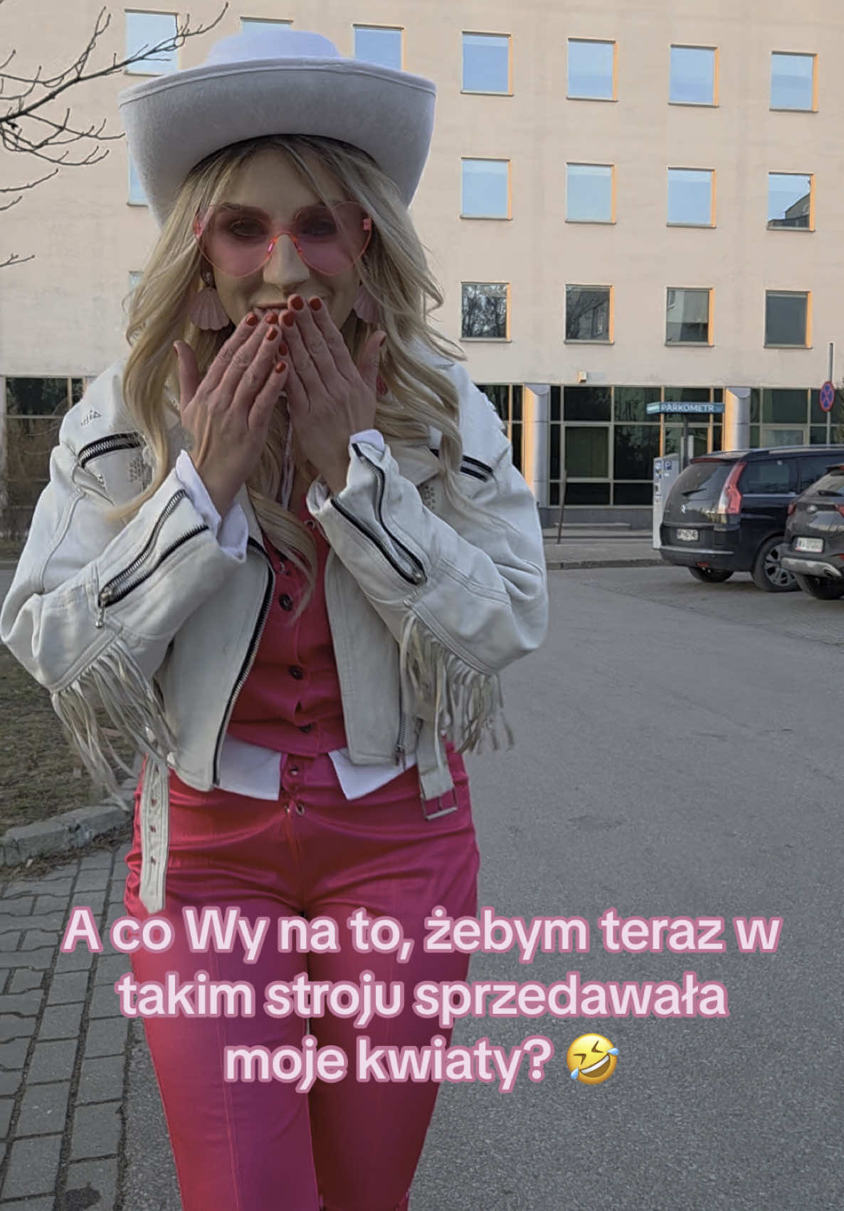 Tak się zastanawiam… i może jeszcze zacznę sprzedawać tylko różowe kwiaty? 🌸🌸🌸🤣🤣🤣 #kwiaciarka #popracy #szalona #różowy #pinkworld #mypinkworld #kwiaty #mojswiat #barbiegirl #marzeniezdzieciństwa 