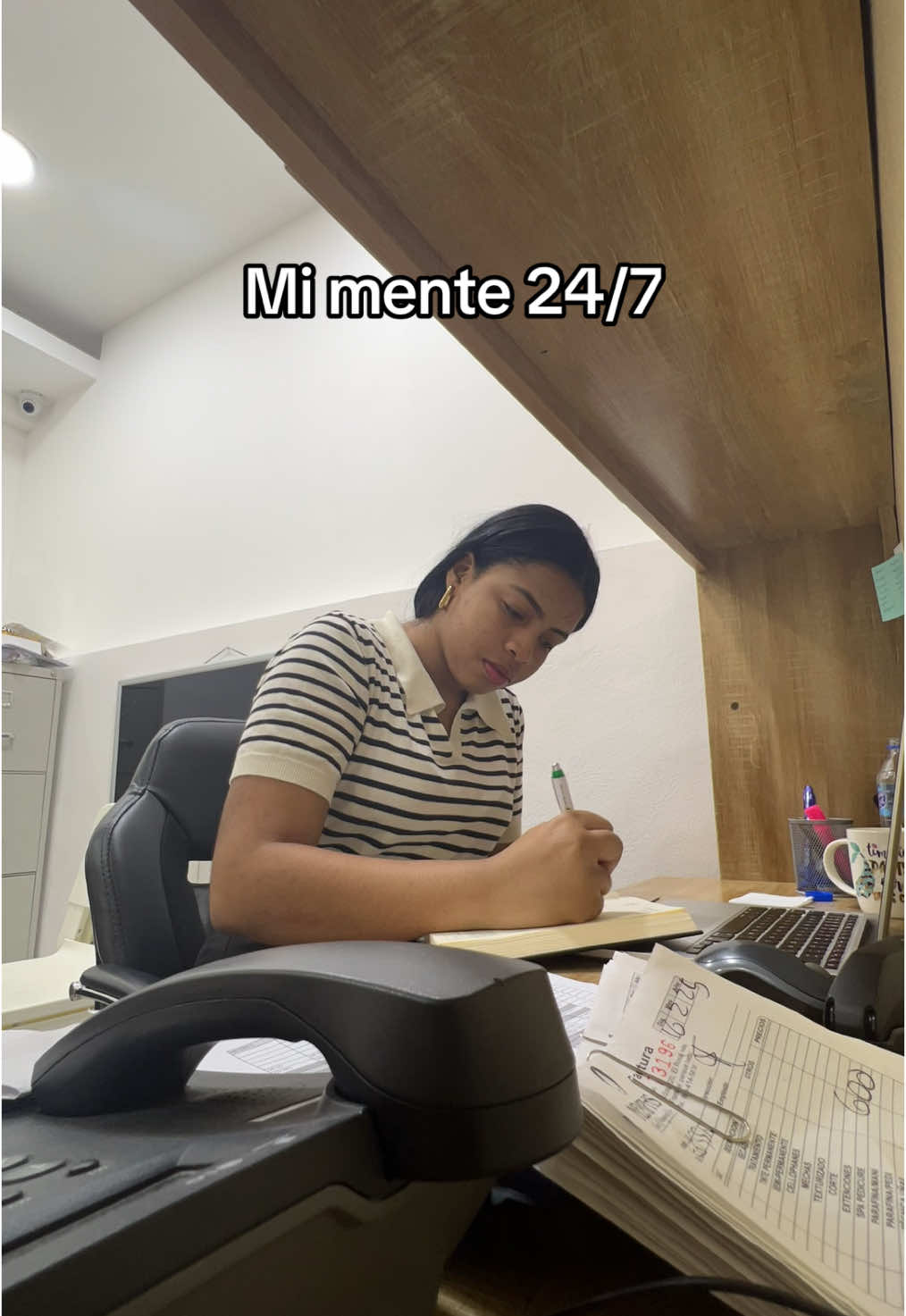 Pensamos, pensamos… pero, ¿por qué no actuamos? 🤔 Si me quedara esperando a que un video se haga viral por arte de magia, seguiría esperando para siempre. Nada sucede sin esfuerzo. No pares hasta lograr eso que tanto quieres. Crea tu comunidad, enciende esa cámara y muestra al mundo lo que solo tú sabes hacer. Y la opinión de los demás… ¿importa? Solo es ruido de fondo. 😉✨ 