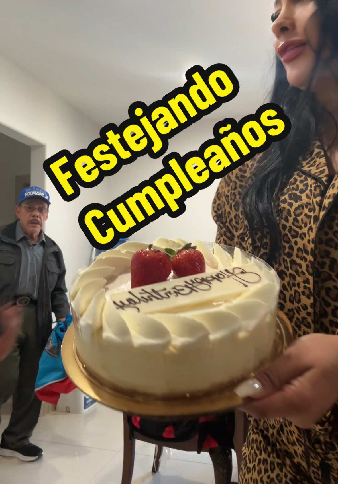 #cumpleanos #@Pedro Rivera #festejando #pastel #comida #pan 