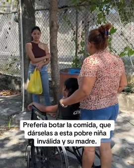 Prefería botar la comida, que dárselas a esta pobre niña inválida y su madre.