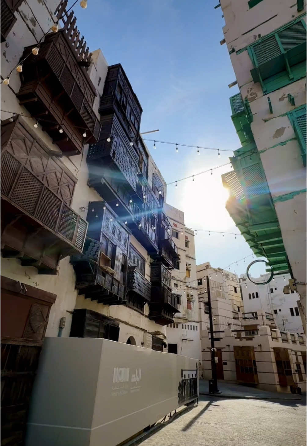 Kalau kalian mengunjungi Kota Jeddah, kalian wajib menikmati suasana area bersejarah Al-Balad! Selain kalian bisa foto-foto dengan background arsitektur bangunan arab jadul, kalian juga bisa singgah di tempat kopi dan tempat kuliner yang beranekaragam selain itu banyak sekali tempat oleh-oleh yang unik dengan harga terjangkau! Dari jam 15.00-malam, rekomendasi waktu yang cocok untuk keliling-keliling di sekitar Al-Balad #saudiarabia #albalad #jeddah 