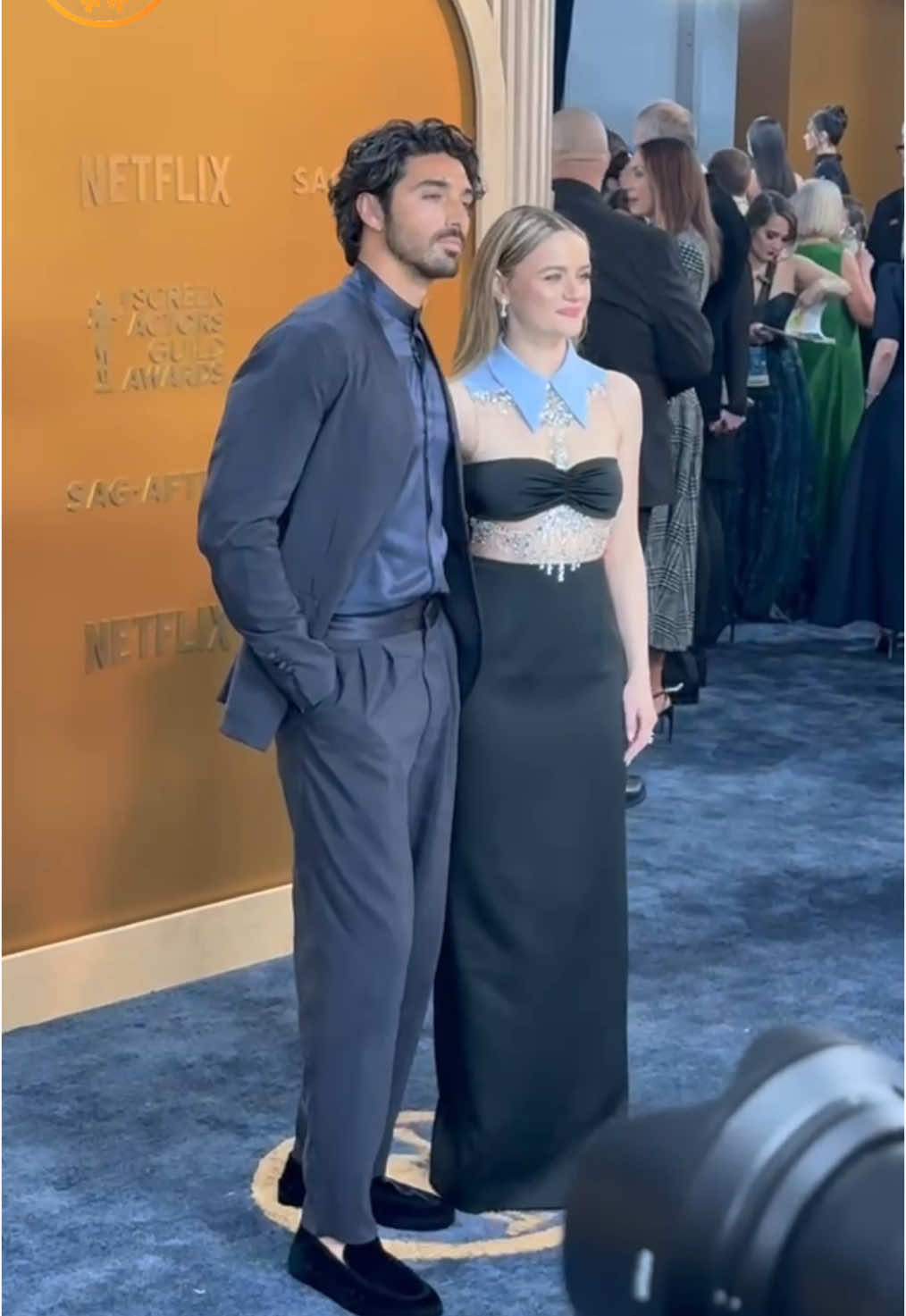 Former co-stars @Joey King and @Taylor Zakhar Perez pose together at the #sagawards 