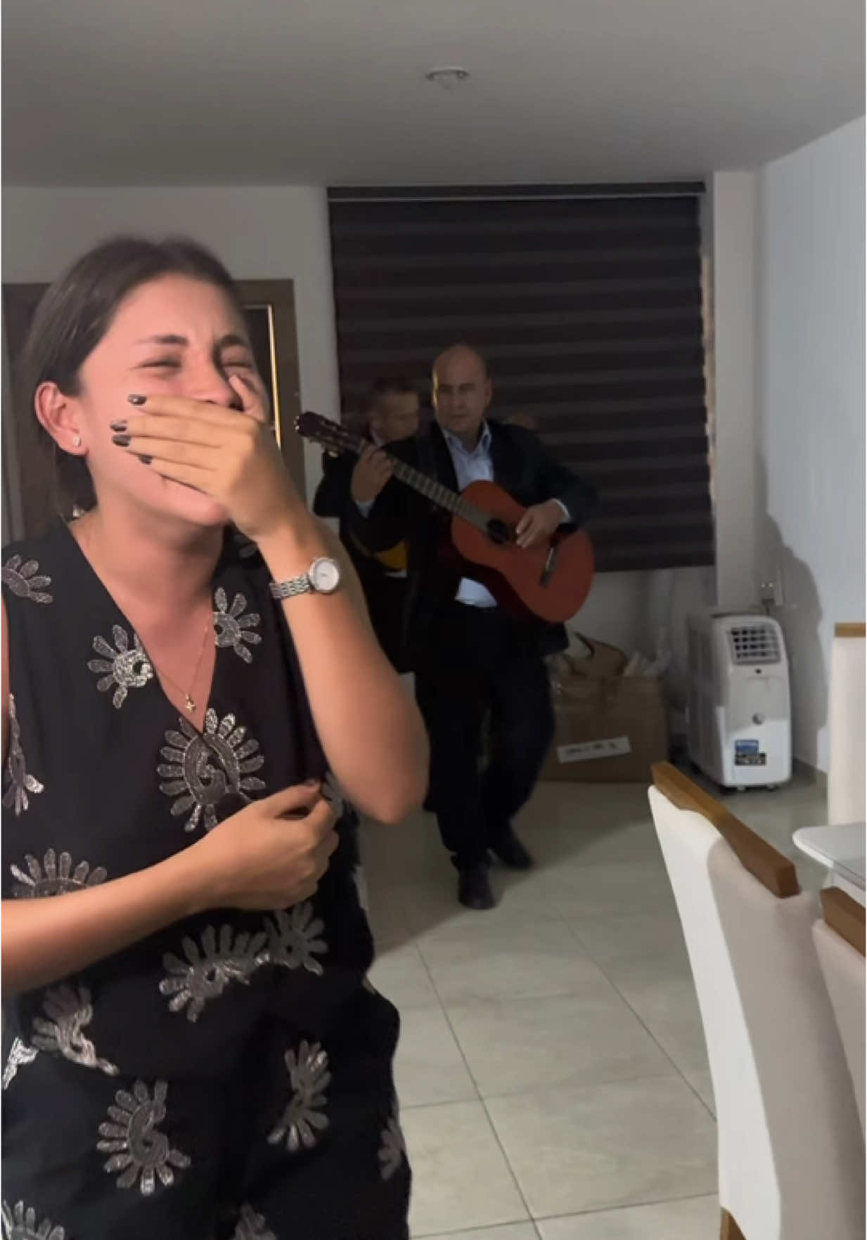 Una vez le mostré un video de una serenata de boleros y le dije que me parecía lo más lindo del mundo y hoy me llegó con esto por mi cumple🥹❤️ #amor #cumpleaños #novios #storytime 