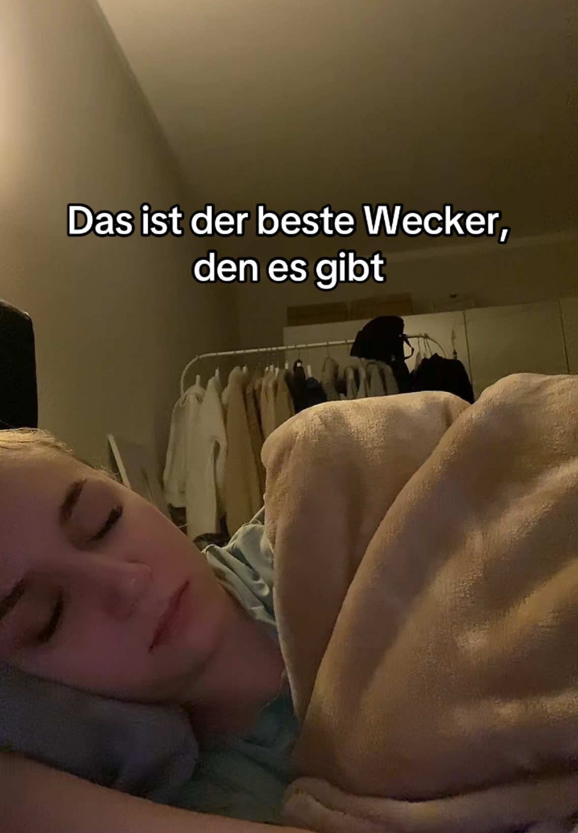 AUFSTEHEN! Markiere eine Person, die diesen Wecker braucht ⏰ #wakeup #wecker #aufstehen #alarm #morning #motivation #hardstyle #fyp #relatable #viral_video  