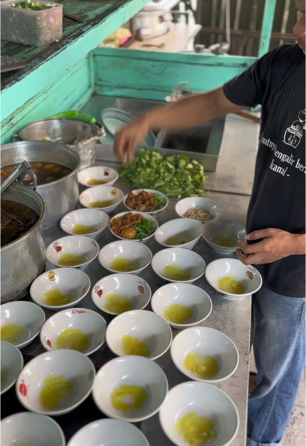 dari pada menunggu harapan , lebih baik kita sarapan .... 🍜🍜🍜❤️‍🔥❤️‍🔥❤️‍🔥🥵🥵🫵🫵🫵🫵#mieayambaksopaksardi #plazalamongan #kulinerlamongan #lamongan 