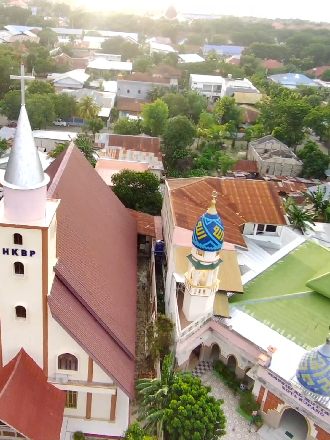 Salah satu Bukti nyata Toleransi di NTT. Masjid Al Muttaqin yg berdampingan dengan Gereja HKBP Kota Kupang