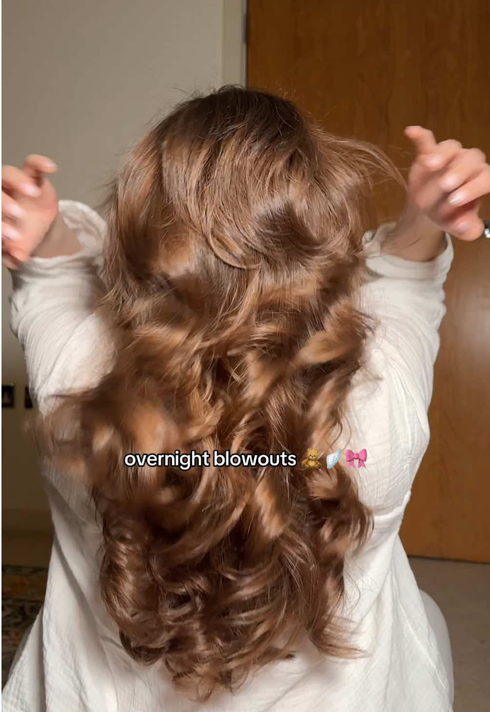 how I preserve my blowouts for daaaays ✍🏼🎀🪽✨ on hair wash day i always wash & curl my hair either with the dyson, a curling tong, a thermal brush, round brush and hairdryer, basically any way !! & then this is how I keep the curls lasting for longer throughout the week 🤍✨ products:  @ETERNAL MUSE bon bons @L’Oréal Professionnel volume panache  @Gisou honey infused hair oil 
