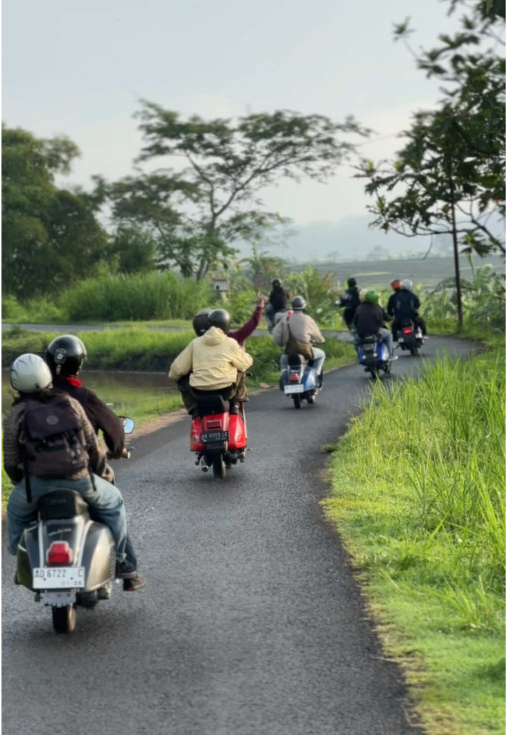 Cintailah hidup ini seperti kamu mencintai tuhanmu❤️💛💚 #vespa 