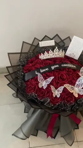 hadiah buat si cantik 🥰 #buket #bouquet #bunga #pitasatin #buketwisuda #buketmurahmeriah #buketpitasatin #JelajahRomantis #bukettangerang #buketjakarta #buketpita #