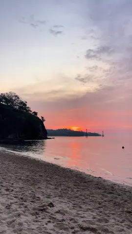 Sunset + glen sebastian🧡🥀#atambuapride🏝 #atambuabelu #telukguritaatapupu #sunsetvibes 