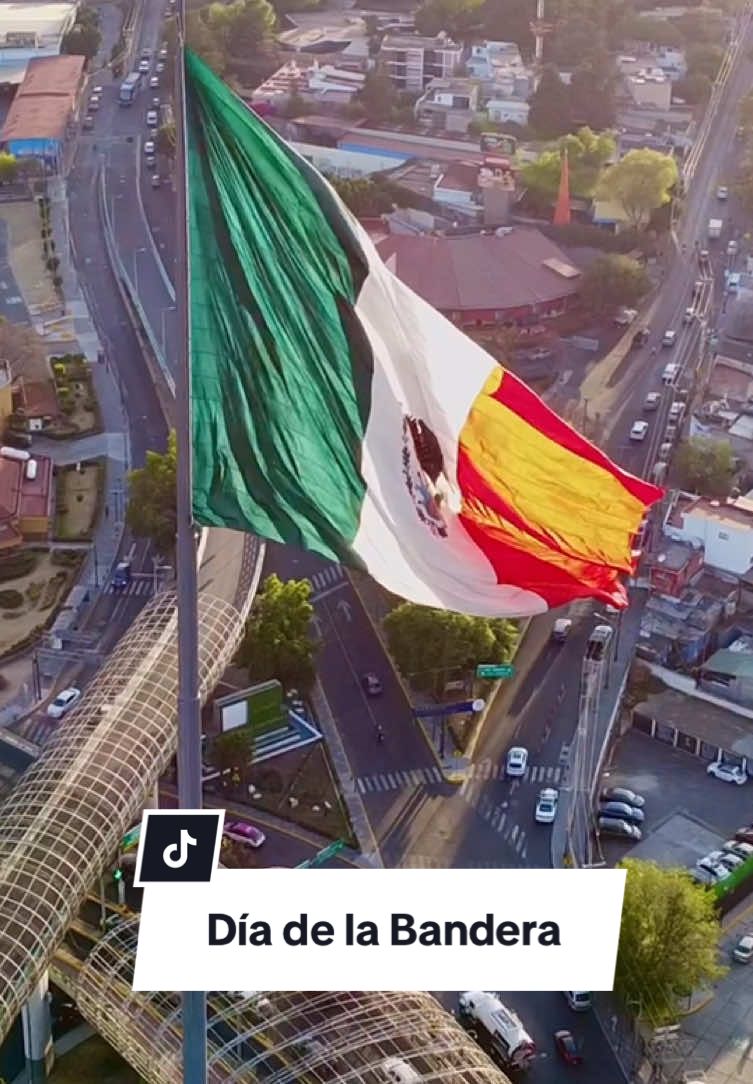 El 24 de febrero se celebra el día de la bandera mexicana, establecido en 1934, reconocido oficialmente por el presidente Lázaro Cárdenas del Río. En 2008 fue elegida como la bandera más bonita del mundo con 901,627 votos. El color verde simboliza la esperanza, el blanco la unidad y el rojo la sangre derramada por los héroes nacionales. . . . . #banderademexico🇲🇽 #mexicomaravilloso🇲🇽 #diadelabandera #labanderamasbonitadelmundo #mexicocdmx🇲🇽 @VisitMéxico_Oficial 