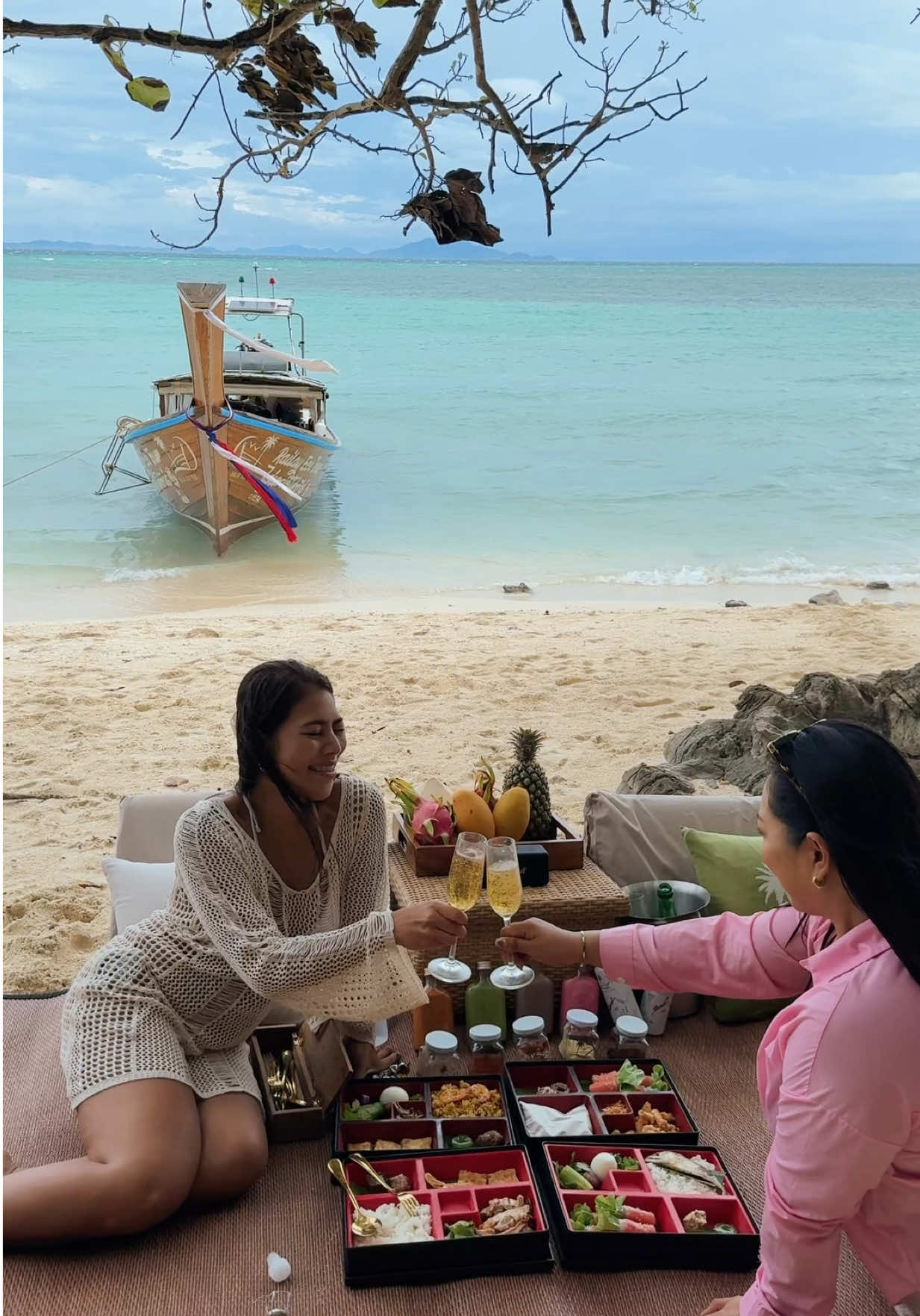 ไปนั่งปิคนิคกับเพื่อนเก๋ๆที่เกาะ น้ำใสๆ หาดเงียบสงบ แดดส่อง ลมพัดเย็นสบาย คือ ฟินนนน ใครอยากได้ฟีลนี้ ต้องจัดดด #railayecotour #กระบี่ #รีวิวกระบี่ #tiktokพาเที่ยว #เกาะปอดะ 