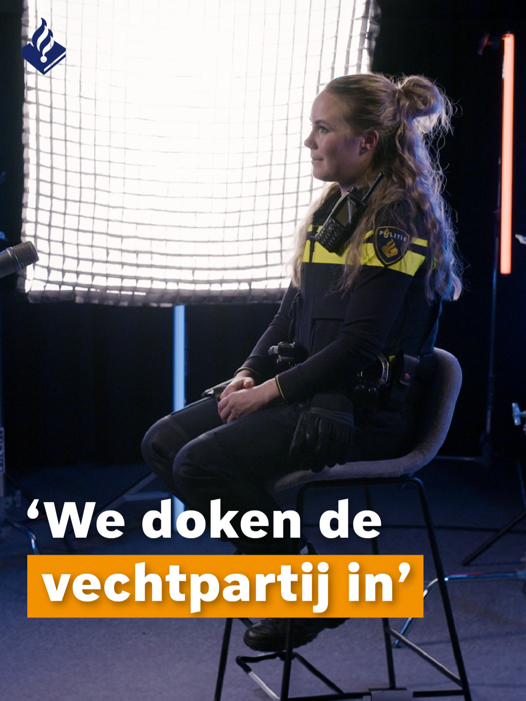 ’We doken die vechtpartij in’ 🎧 Beluister de podcast Echte politieverhalen via je favoriete podcast app Als er rellen uitbreken na een voetbalwedstrijd, springen agent Joyce en haar collega in de vechtpartij. Dat hadden ze beter niet kunnen doen. Asbakken, glazen en zelfs picknicktafels vliegen door de lucht. Er is versterking onderweg, maar het loopt al compleet uit de hand.  #politie #112 #voetbal #voetbalrellen