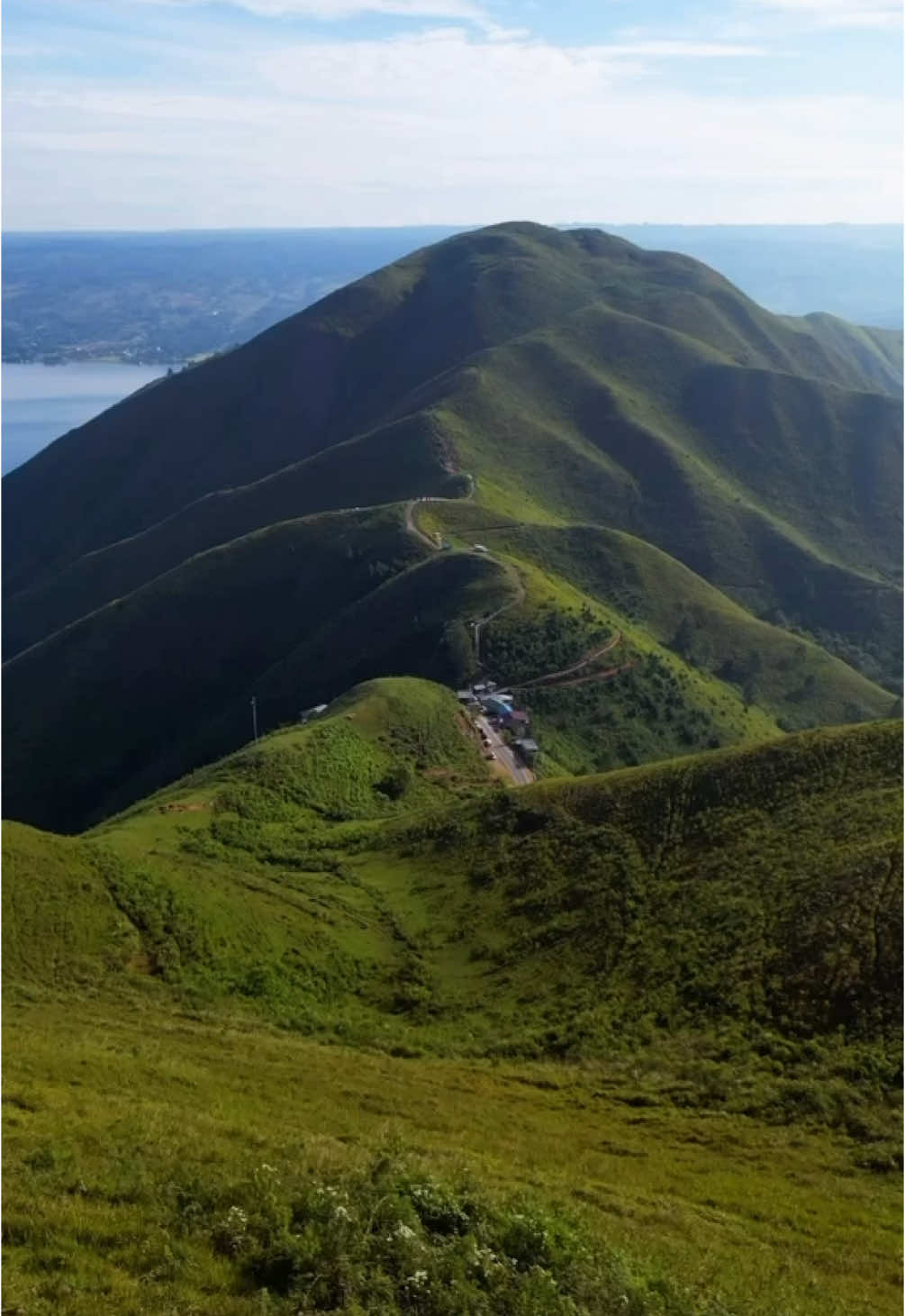 Bukit Holbung emang terlalu sigma, aura nya ada 1000++ 🤩 Yuk pantengin Karisma Event Nusantara 2025 di Sumatera Utara dan ikuti keseruan acara berikut: 1. Gelar Melayu Serumpun 2. Maniamolo Fest 3. Festival Bunga dan Buah Karo 4. Samosir Music International  Cr/IG Wonderlaketoba 📍Bukit Holbung, Samosir, Sumatera Utara #WonderfulIndonesia #DiIndonesiaAja