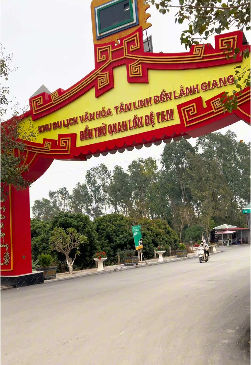 Trải giang khê lên ngàn xuống bể Lảnh Giang từ quý địa danh lam Đền thờ tán tía kiệu vàng Tả long hữu hổ thạch bàn uy nghi Trích bản văn Quan Lớn Đệ Tam Thoải Phủ#tuphuvanlinh#quandetamthoaiphu#lehoi 