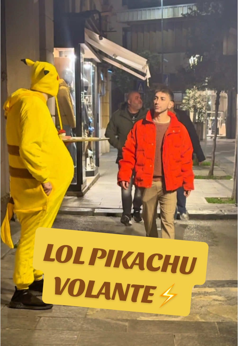 LOL PIKACHU VOLANTE⚡️. @Ls Rich🇮🇹 #prankwars #pikachu #volante #caramel #pokemon #costume #makeaface #carnevale #divertente #street #reaction 