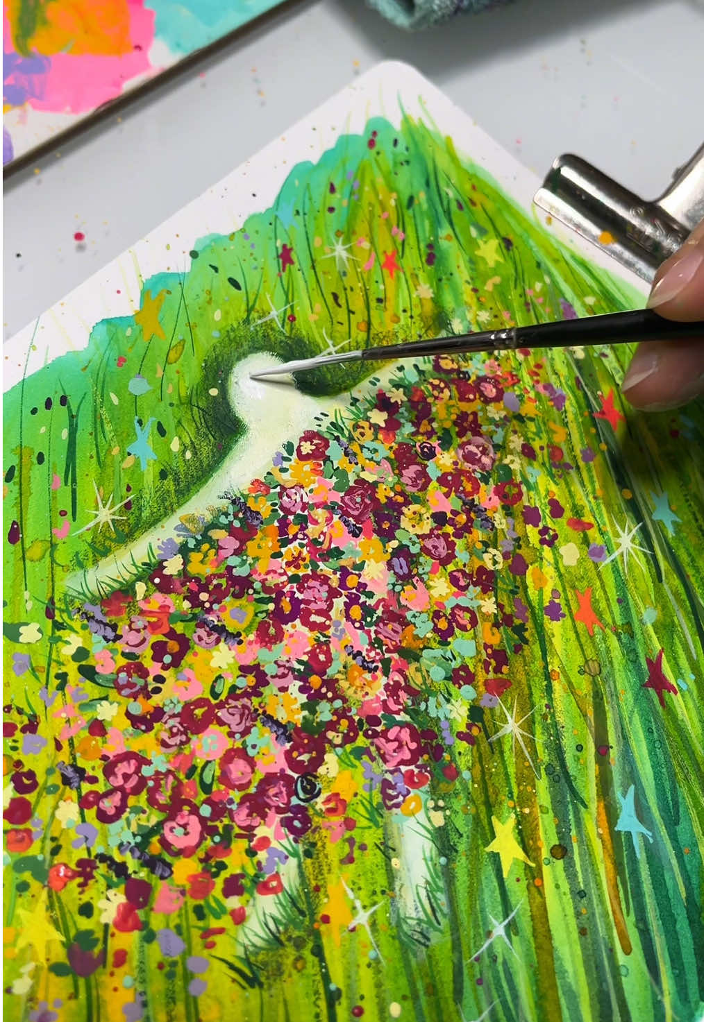 I want to lie on the boundless grassland, letting countless blooming flowers drift down gently, forming a fragrant quilt that softly embraces me into a dream 𓇢𓆸 #art #arttok #gouache #painting 