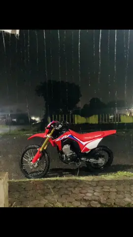 Lgi mandi hujan si merah 😄🔥 #fypp #masukberandafyp #xyzbca #4u #4upage #nttpride🏝🔥 #maumere #crf #CRF #hujan 