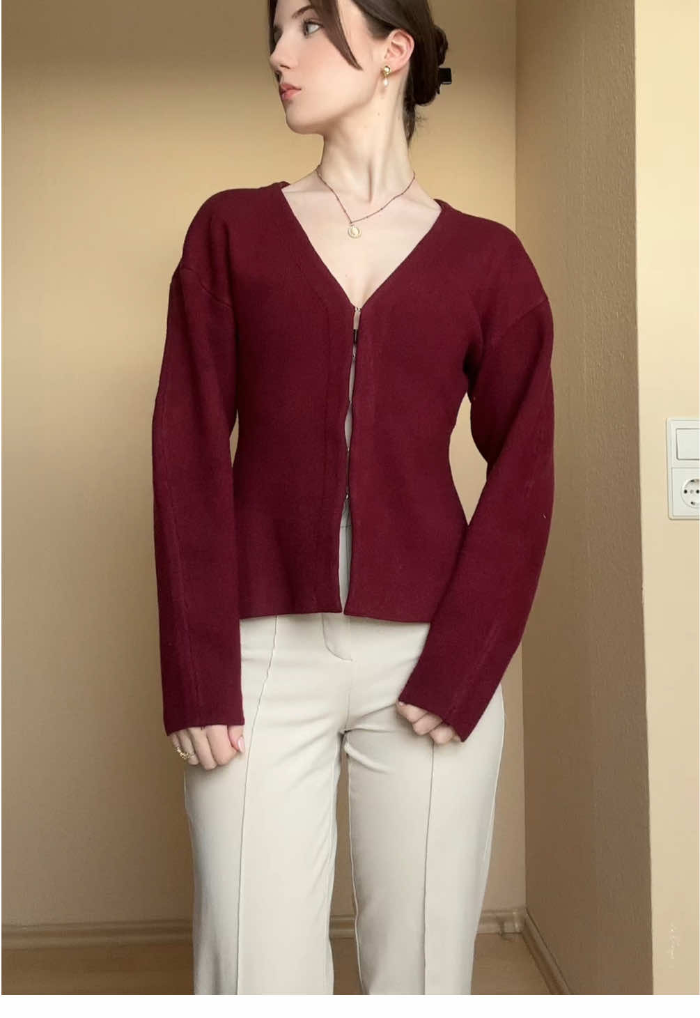 burgundy moment 🥀🫖 #cardiganoutfit #burgundyoutfit #outfitinspo #oldmoneyoutfits #elegantstyle 