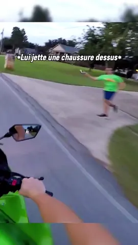 Un enfant lui jette une chaussure dessus et lui casse le clignotant 😨😳via(@devmoto/yt)#adrenaline #sensation #vitesse #moto #motards #motorcycle #biker #pourtoi #fyp 
