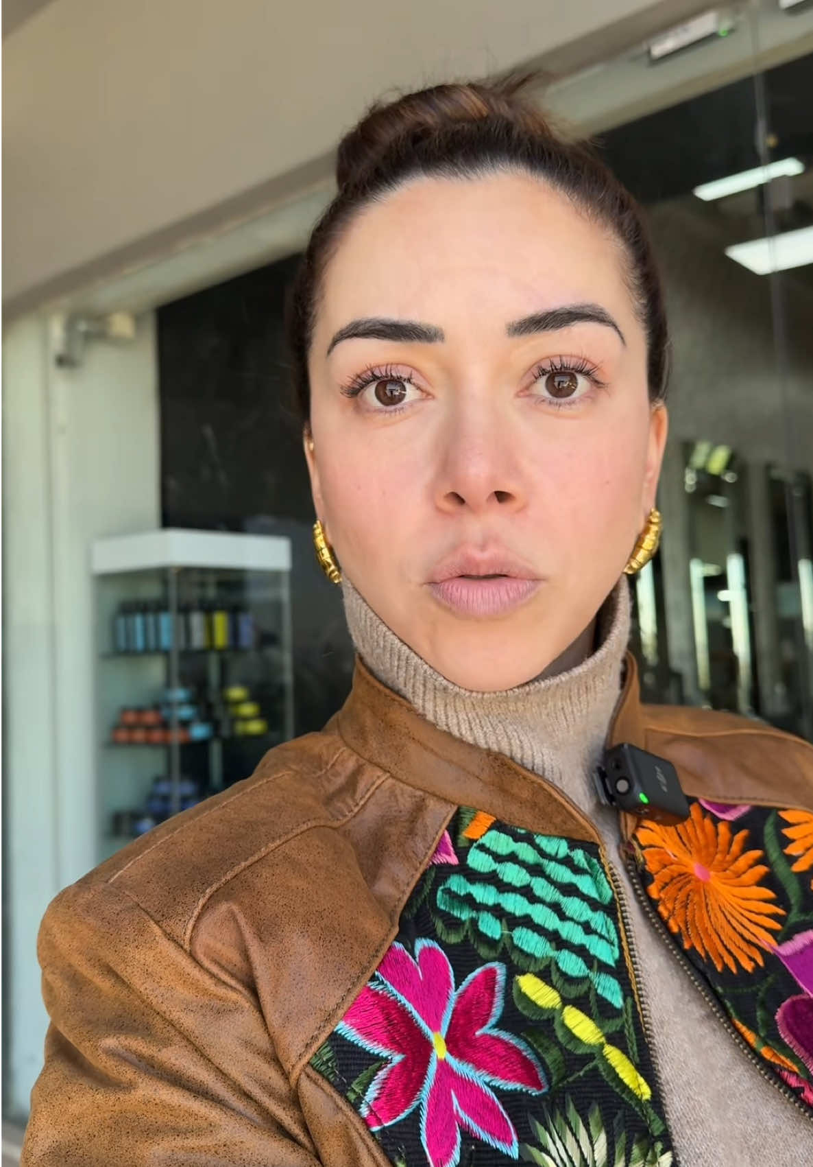 La vida es muy corta para no usar aretes de #croissant !  Masaje con Pau en Citius  Aretes de @L O R E N Z A  Pantalón  @halara_mexico  Lentes @HAWKERS  Chamarra @Brava 