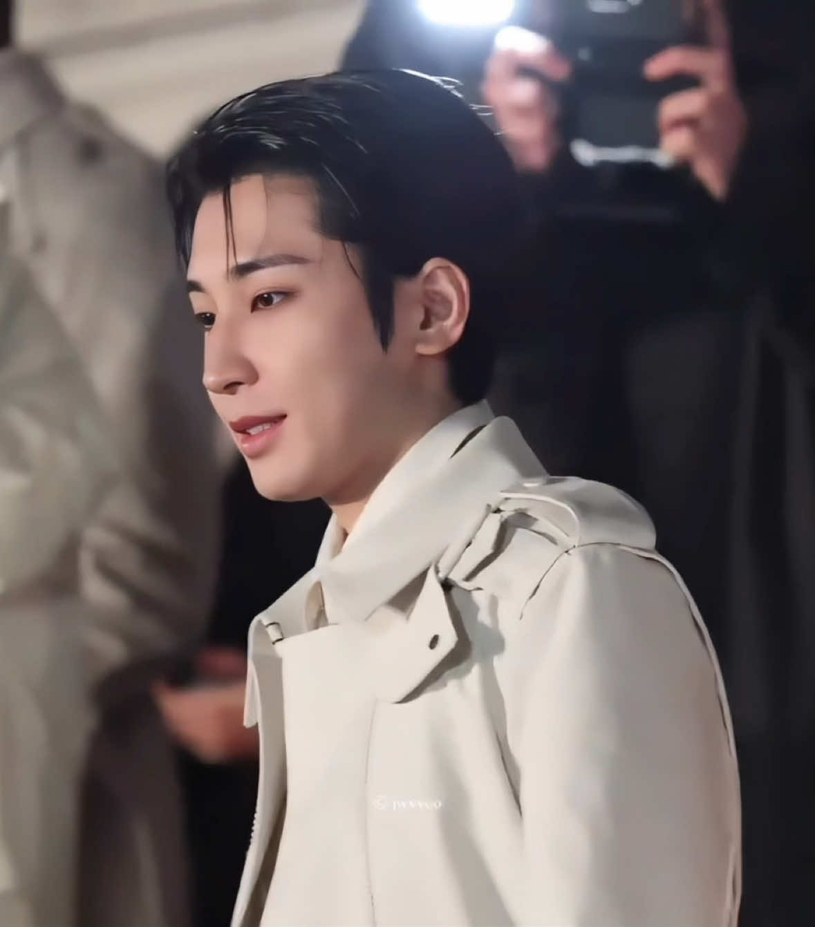 our prince has arrived at his first london fashion week🤍 (ty jwvvoo on twt <3) #seventeen #svtcarat #wonwoo #wonwooxburberryfw25 #burberry #londonfashionweek #CapCut 