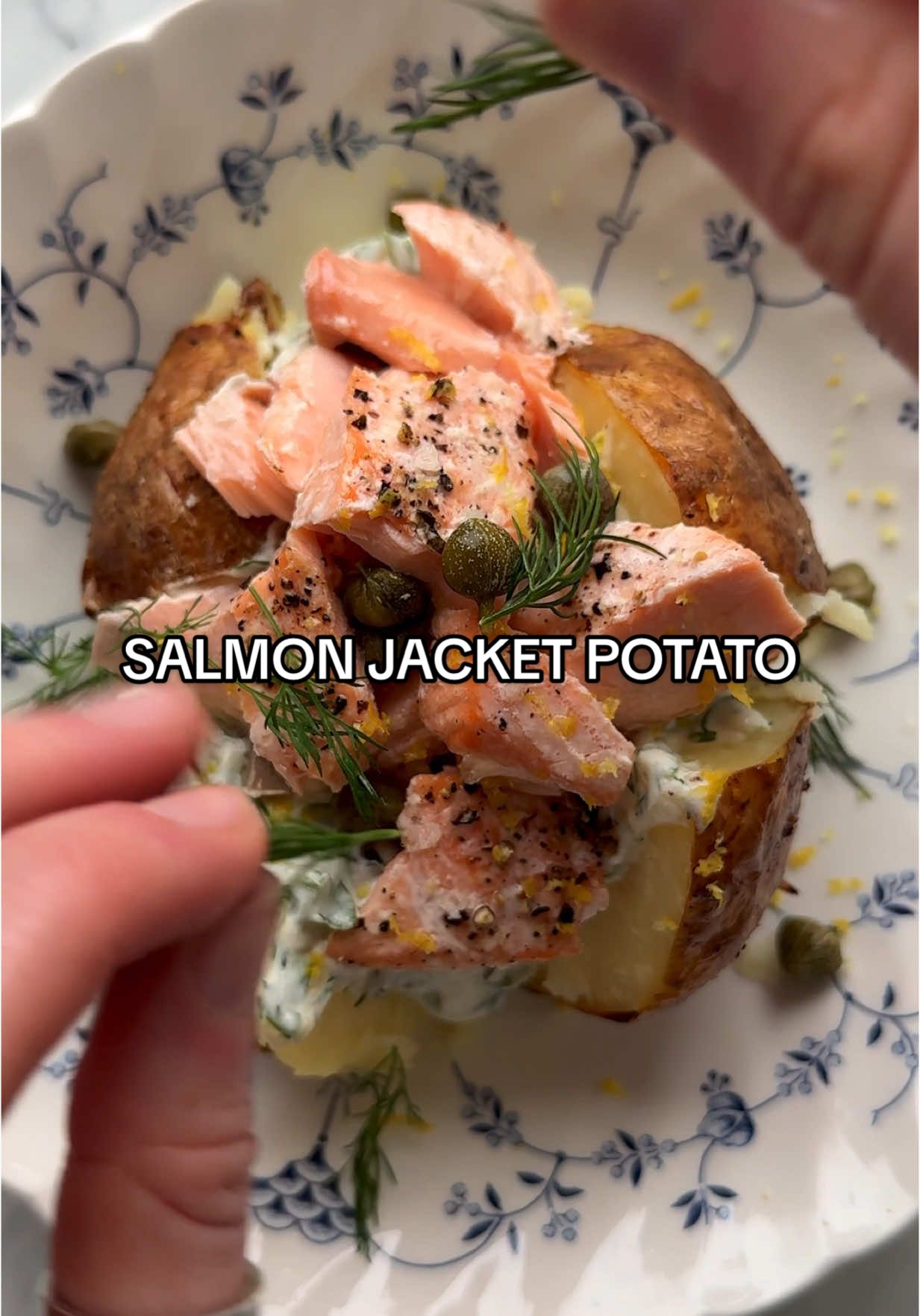 JACKET POTATO w/ dill pickle cream + salmon Cos you just can’t beat a loaded jacket (aka a baked potato for my American friends!). And this one’s packed full of goodness.  Serves 1 (scale up as necessary). ▫️ 1 large baking potato ▫️ 1 tsp extra virgin olive oil ▫️ 1 salmon fillet ▫️ Capers ▫️ Pickled red onion ▫️ Lemon zest For the creamy sauce: ▫️ 3 heaped tbsp crème fraiche ▫️ 1 tsp dijon mustard ▫️ 1-2 tbsp pickles of choice, finely chopped  ▫️ 1/2 tbsp fresh dill ▫️ 1/2 tbsp fresh parsley ▫️ juice of half a lemon 1. Preheat your oven to 230C.     1. Rub oil, salt and pepper over the potato. Pierce with a knife/fork/toothpick in several places. Wrap in foil, then pop in the oven for 1 hour 15 minutes. For the final 15 minutes of cooking time, remove the foil and cook uncovered to make sure the skin gets nice and crispy.  2. When the potato(es) have 10 minutes remaining, season the salmon with salt and pepper and place into the oven.  3. Combine the crème fraiche with the pickles, herbs, mustard and lemon juice. Season to taste.  4. Cut the potato in 4 and squeeze the bottom corners to open the flesh. Top with the crème fraiche, salmon, capers, dill and lemon zest. ENJOY! #jacketpotato #bakedpotato 