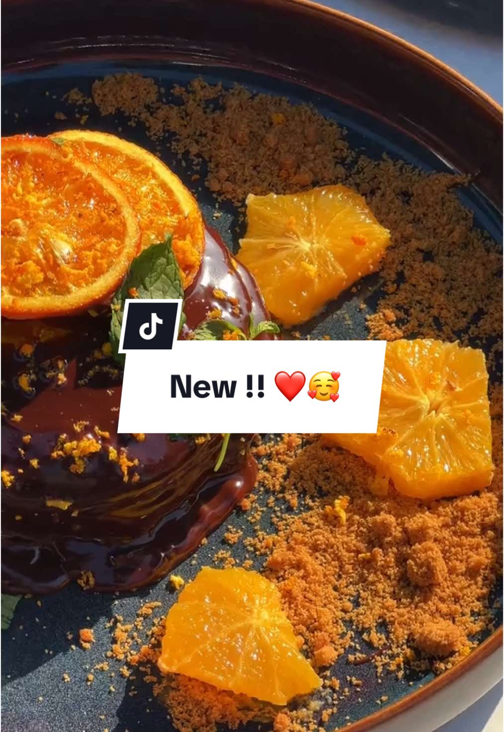 Yuuuumy pancake à l’orange et au chocolat noir 🍊🍫  White, Sidi Bou Said ❤️  #white #whitecoffee #sidibousaid #fyppppppppppppppppppppppp #viral #bestplace #new #bonplan #tunisia #sidibousaid #coffee #tiktok #tunisia🇹🇳 #studyspot 
