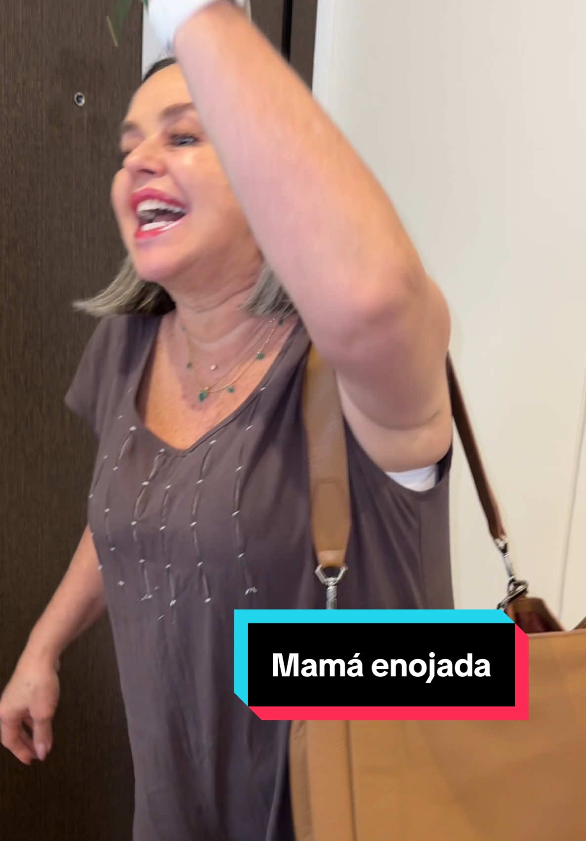 Cuando mi mamá se levanta enojada y le pregunto a donde va