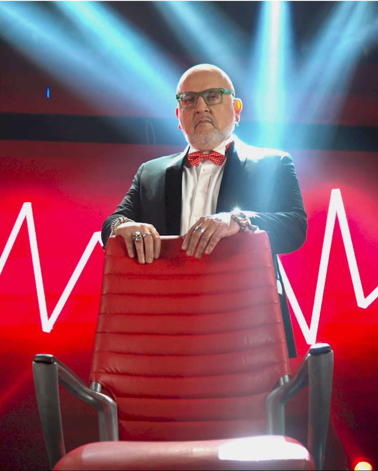¡El misterio está por revelarse! 😏 Muy pronto conocerán al primer invitado de El Valor de la Verdad con Beto Ortiz y solo por #PanamericanaTelevisión 📺🔴 ¿ A quién te gustaría ver sentado en el sillón rojo? 👀 #PanamericanaTV #ElValorDeLaVerdad #BetoOrtiz #sillonrojo 