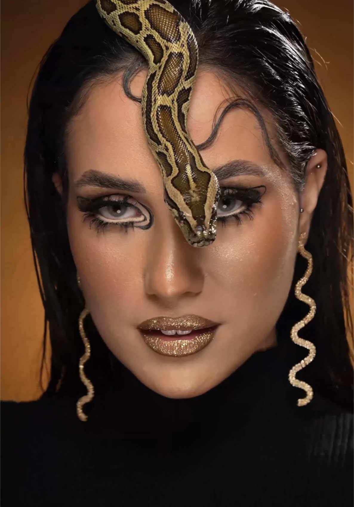 Je lance une nouvelle trend 🥰 #snake #norafatehi #makeup #fyp 