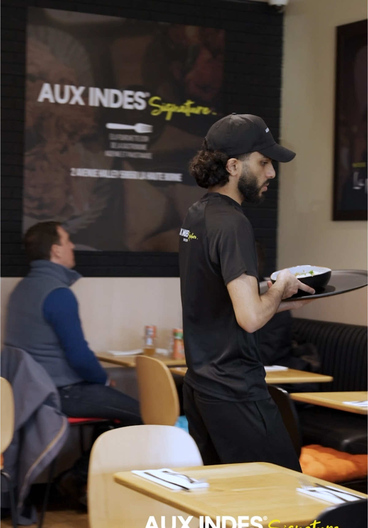 L’équipe d’Aux Indes Signature, c’est bien plus qu’un simple service : c’est une véritable expérience humaine. ✨ Toujours souriante, serviable et accueillante, elle met tout en œuvre pour faire en sorte que chaque client se sente comme chez lui. L'écoute est au cœur de chaque échange, car notre priorité est de comprendre vos besoins et de vous accompagner de la meilleure manière possible. Et surtout, nous sommes là pour vous apporter tout l'amour et la bienveillance dont vous avez besoin, à chaque étape. ❤️ Venez vivre un moment unique avec une équipe qui met tout son cœur à votre service ! 🍴💛 Aux Indes signature ☎️ 03 20 64 40 35 📍 2 Avenue Halley, Villeneuve d’ascq, Haute borne #villeneuvedascq #inde #indianfood #fyp 