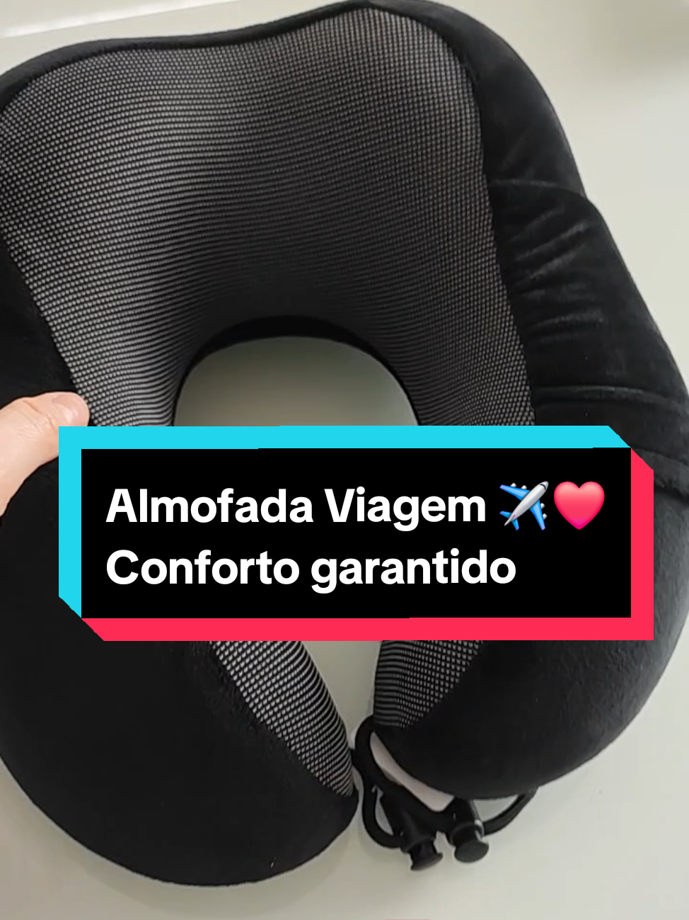 Almofada Anatômica de pescoço para viagem!! Melhor almofada de pescoço que já tive, muito fofinha e confortável no pescoço, tecido macio e respirável. Tem bolso e uma alça com trava para pendurar e não ficar caindo🤌👏 🔗Quer o Link?? Basta colocar o ID na barra de pesquisa do App da Shopee e irá aparecer o produto ou comente 