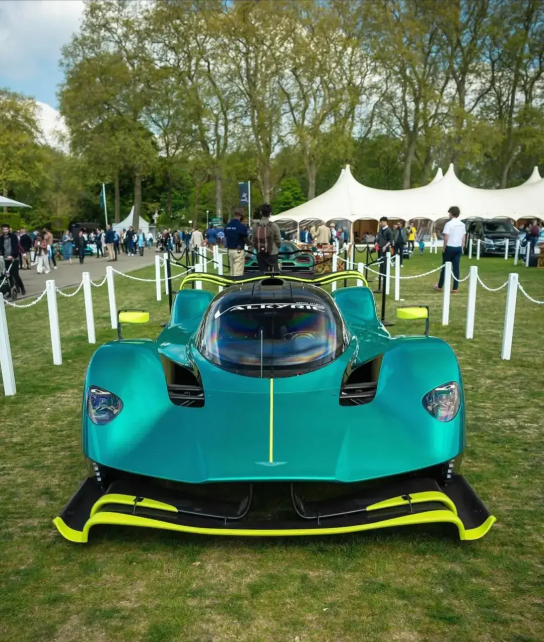 O Aston Martin Valkyrie AMR Pro é um hipercarro de competição projetado para ser usado apenas em pista. É uma versão mais radical do Valkyrie convencional, com modificações aerodinâmicas e no motor.  Características  Motor aspirado V12 de 6,5 litros, desenvolvido pela Cosworth Potência de 1000 cv Aceleração lateral superior a 3G Produção limitada a 40 unidades, incluindo dois protótipos Volante à esquerda Desempenho  A Aston Martin afirma que o Valkyrie AMR Pro pode completar uma volta no circuito de Le Mans em 3 minutos e 20 segundos O Valkyrie AMR Pro produz mais do dobro da carga aerodinâmica do que a versão de estrada Projeto Projetado em parceria com a Red Bull, Adrian Newey, Multimatic e a Aston Martin  A carroceria é feita de fibra de carbono  O Valkyrie AMR Pro tem um design radical, com um exterior aerodinâmico e um assoalho aberto  Experiência de condução  Os clientes do Valkyrie AMR Pro têm a oportunidade de participar de track days em vários circuitos FIA internacionaisA versão de pista do Valkyrie, denominada AMR Pro, foi revelada oficialmente pela Aston Martin e terá uma produção limitada a 40 unidades. A combinação do design apurado da carroçaria e do motor V12 de 6,5 litros de 1000 cv permite oferecer o dobro da carga aerodinâmica relativamente ao modelo de produção. #astonmartinamrpro #foryoupage #fypシ゚ #vaiprofycaramba #fyp #fypppppppppppppppppppppp 