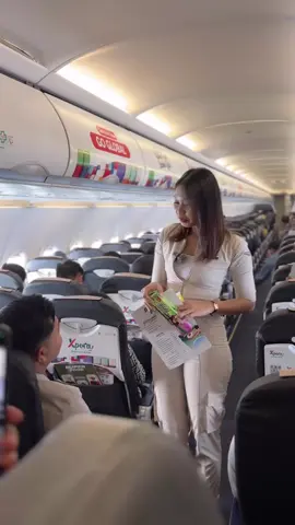 Pramugari sedang menawarkan dagangan nya ke penumpang!! #pramugariindonesia #pramugarisuperairjet 