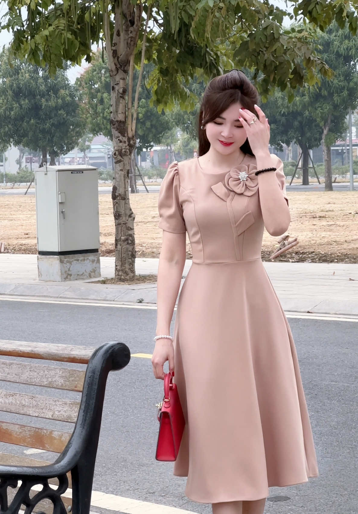 Màu be cho sự nhẹ nhàng và thanh lịch ❤️ #vaythietke #vayxinh #đầmdựtiệc #thờitrangnữ #mỗingàymộtoutfit 