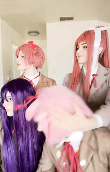 𝓯𝓻𝓮𝓪𝓴𝔂 @melody🎵 @SHISHI !! 𖤐 @addi !! 🪡⛸️🦈☆ #ddlc #dokidokilitertureclub #cosplay #yuri #natsuki #monika #sayori #cosplay #cosplayer #trend 