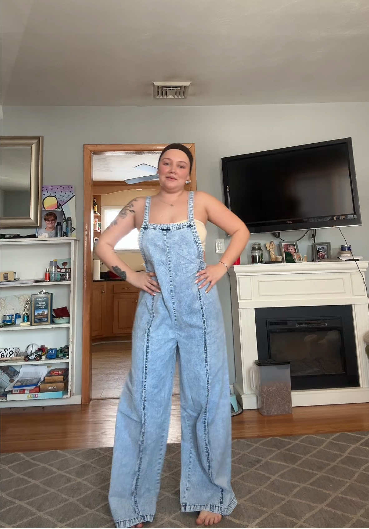 the cutest overalls and the best part is u can dress it up or down #lightwashdenim #denimjumpsuit #frayed #overallsoutfits #springfashiontrends #denimoveralls #jumpsuitoutfit #womensfashiontrends 